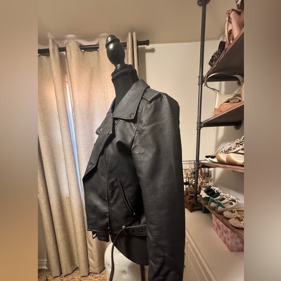 Black jacket - Picture 2 of 6